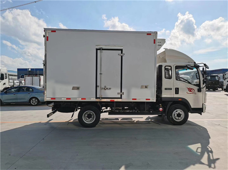 重汽豪沃4.2米排半冷藏車