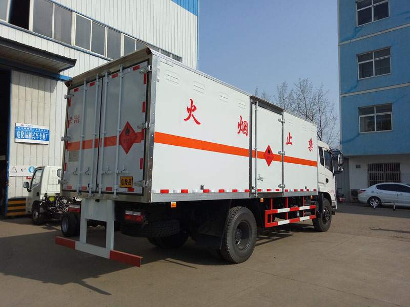 東風(fēng)6.1米(9噸)液體廂式車