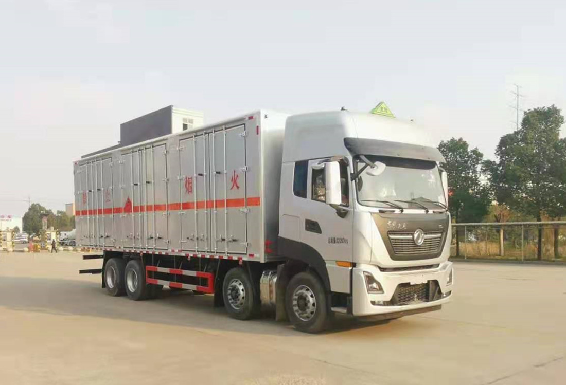 東風天龍 9.6米易燃液體廂式運輸車