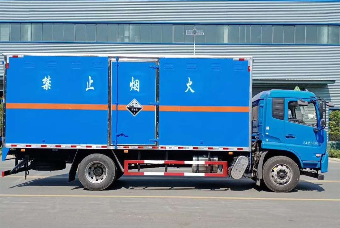 東風(fēng)天錦八類腐蝕性物品廂式貨車(chē)