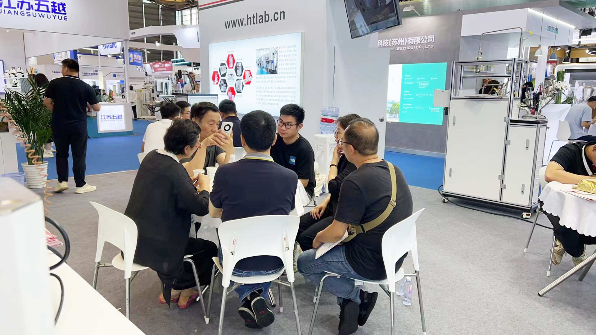 霍桐儀器技術(shù)人員與客戶面對(duì)面交流溝通