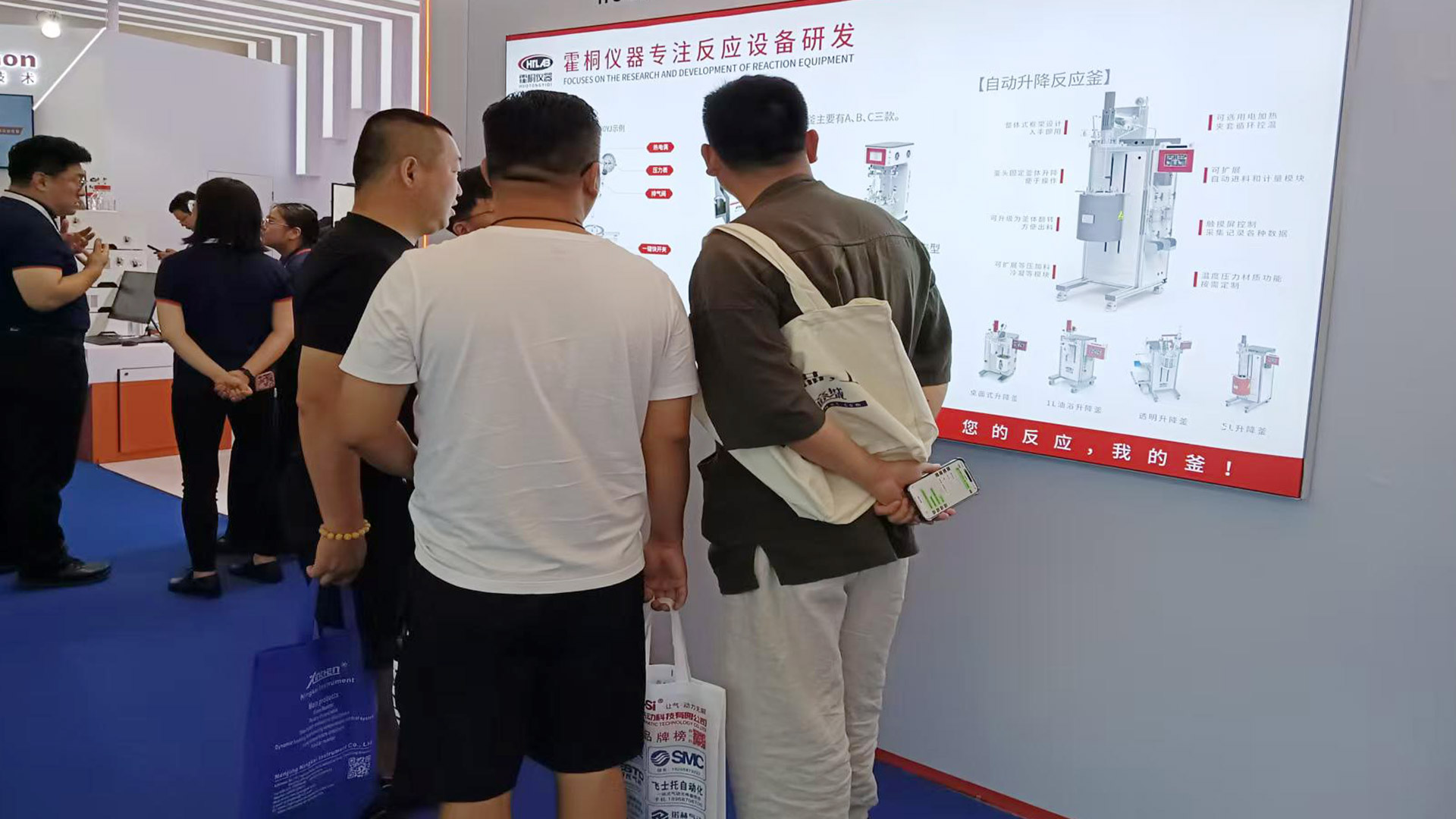 客戶觀看展臺后方海報